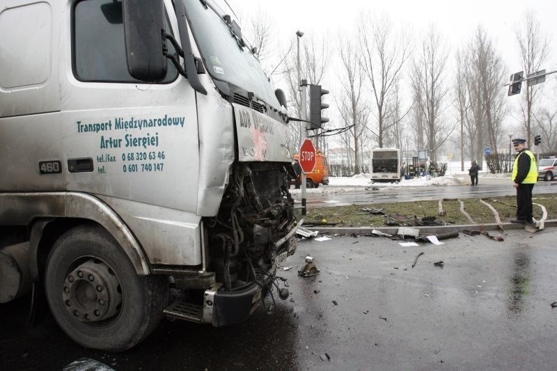 Lubin: Autobus zderzył się z cysterną