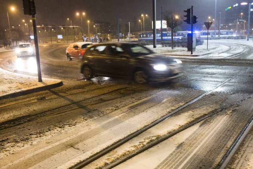 Atak zimy w Krakowie. Seria kolizji przez gołoledź. Autobusy opóźnione