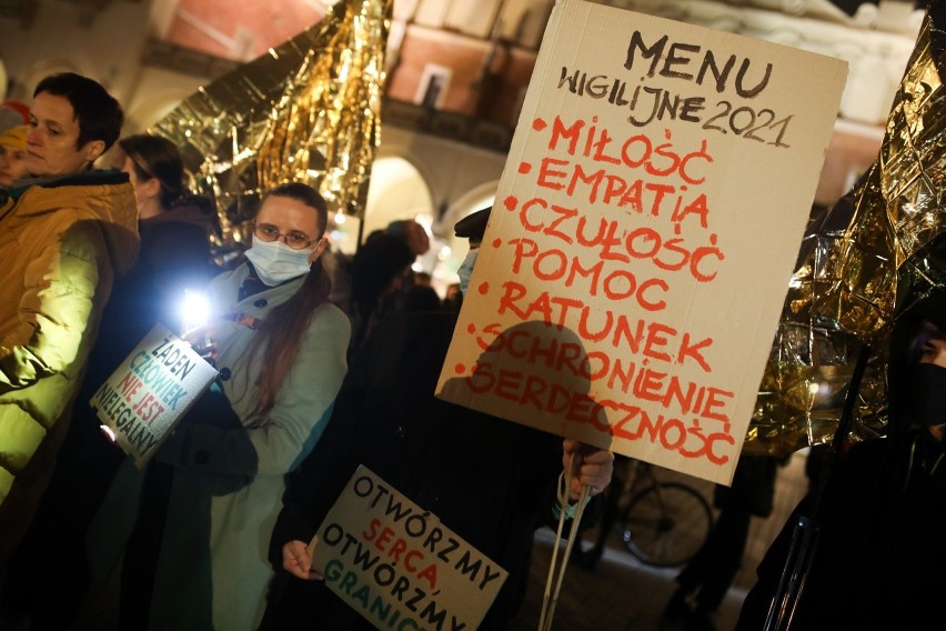 Kraków. Na Rynku stanął stół, to gest solidarności z uchodźcami. "Chcemy dzielić się naszym domem" - mówią krakowscy aktywiści