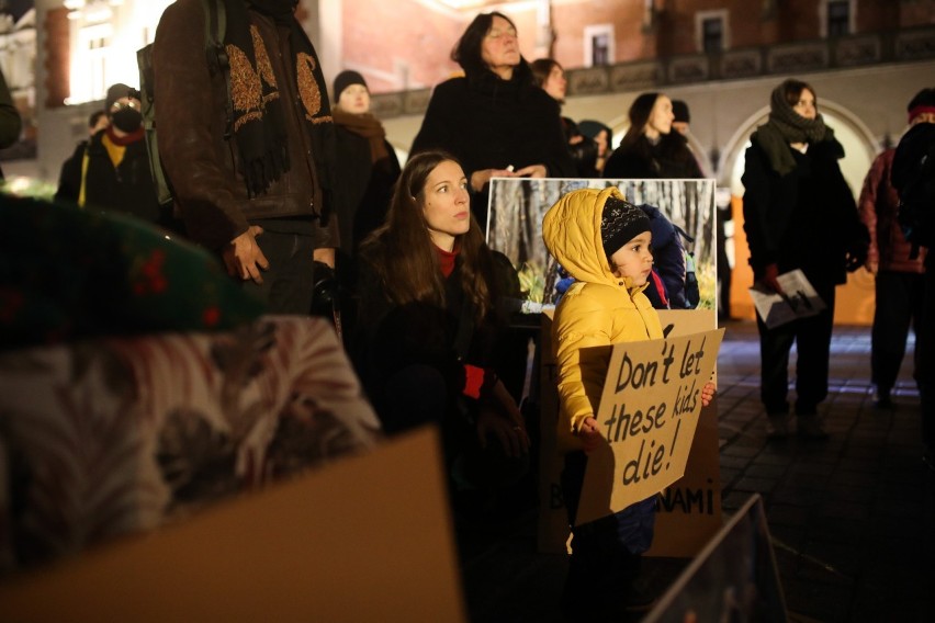 Kraków. Na Rynku stanął stół, to gest solidarności z uchodźcami. "Chcemy dzielić się naszym domem" - mówią krakowscy aktywiści