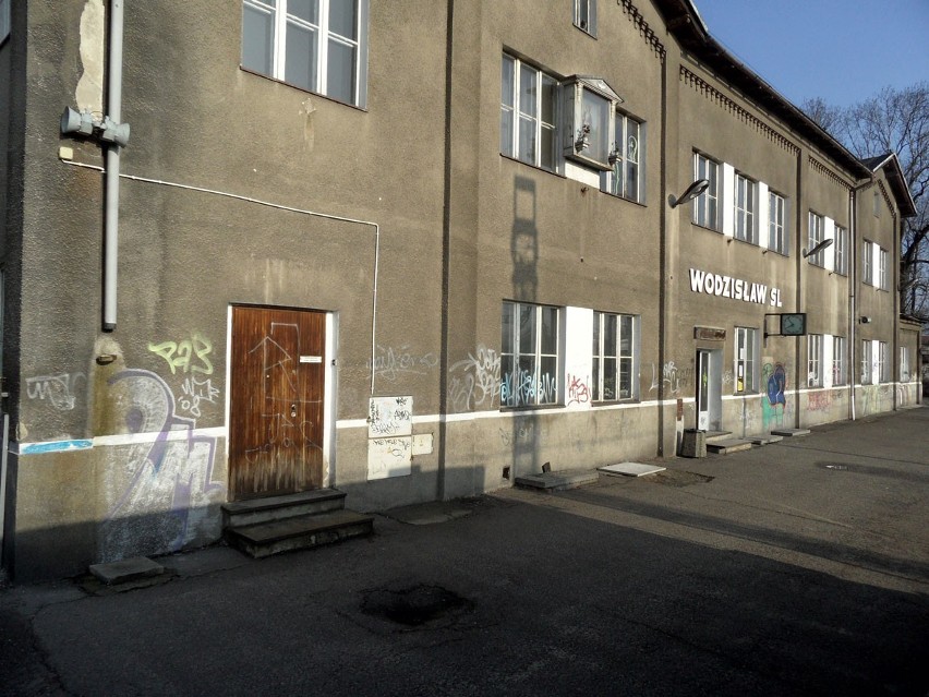 Wodzisław Główny - brudne okna, pomalowane sprejem ściany -...