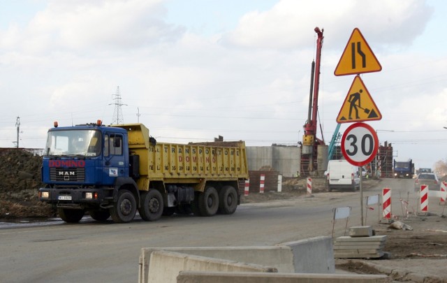 Skrzyżowanie ulic Szczecińskiej i Żernickiej w czasie budowy AOW