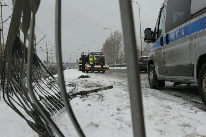 Wrocław: Na Legnickiej samochód wjechał w barierki (ZDJĘCIA)