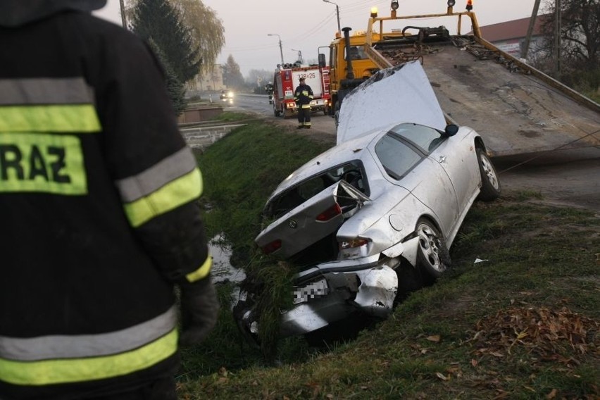 Samochód dachował na drodze do Jelcza-Laskowic (ZDJĘCIA)