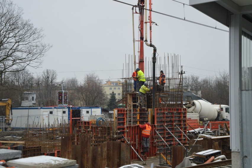 Prace przy budowie wyjścia z podziemnego tunelu mocno...