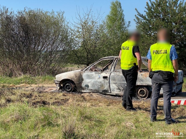 W środę (12.05) na terenie leśnym pomiędzy miejscowościami Mała Cerkwica, a Duża Cerkwica w gminie Kamień Krajeński dokonano makabrycznego odkrycia. W spalonym samochodzie ujawniono zwłoki!