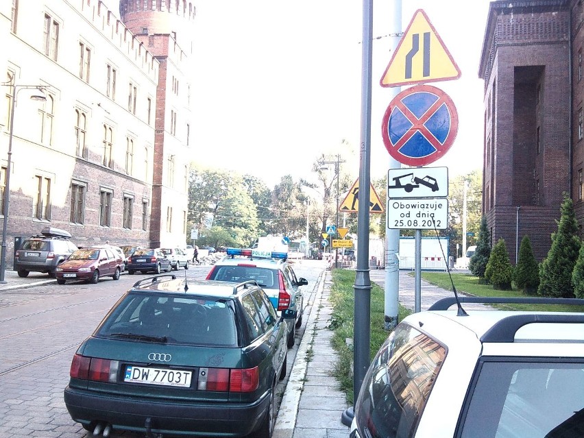 Wrocław: Policja parkuje na zakazie. Kierowcy biorą zły przykład (ZDJĘCIA)