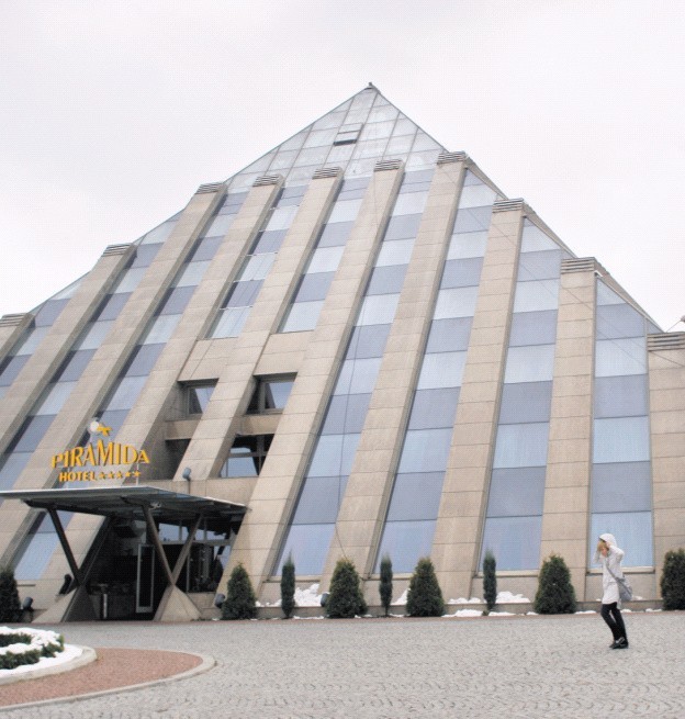 TYCHY Niebanalna architektura (na zdj. hotel Piramida) i...