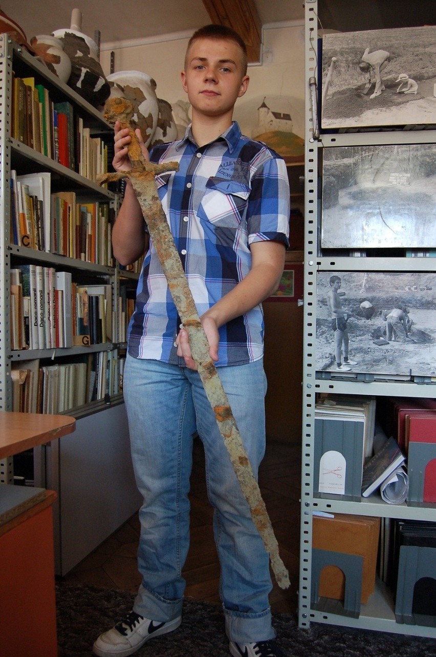 Nastolatek znalazł średniowieczny miecz [ZDJĘCIA]