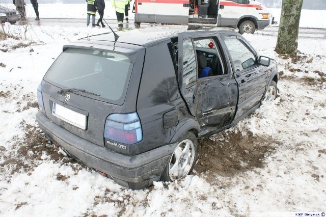 Dyżurny policji w Wysokiem Mazowieckiem został poinformowany o wypadku drogowym w pobliżu miejscowości Tłoczewo. Policjanci na miejscu wstępnie ustalili, że 23-letni mężczyzna jechał golfem od strony Nowych Piekut. 

Karambol w miejscowości Wiśniewo. Zderzyło się siedem aut [zdjęcia]


Zobacz też
Wiadomości kryminalne na stronie: Podlaskiej Kroniki Policyjnej