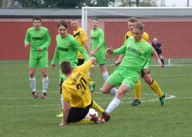 MKS Trzebinia Siersza (seledynowe stroje) pokonał na własnym boisku Wiślan Jaśkowice 2:1 w szlagierze kolejki grupy zachodniej IV ligi piłkarskiej.