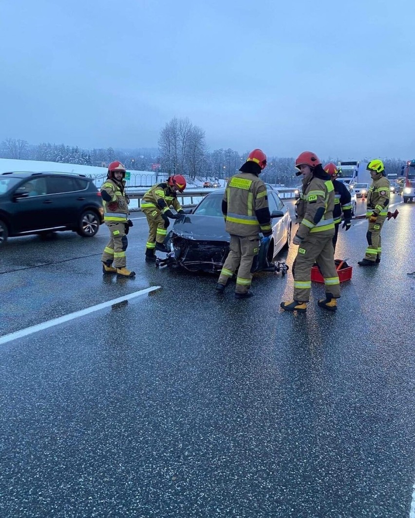 Wypadek na A4 pod Krakowem. Osobówka skosiła barierki