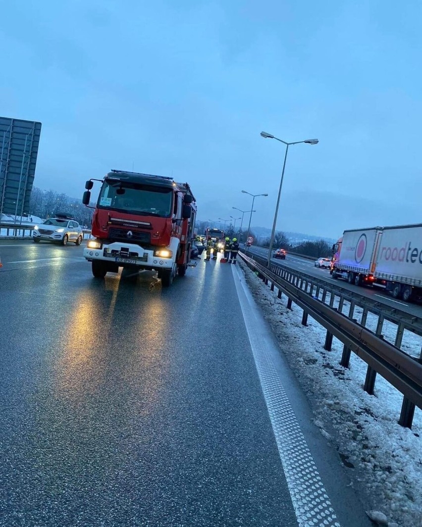 Wypadek na A4 pod Krakowem. Osobówka skosiła barierki