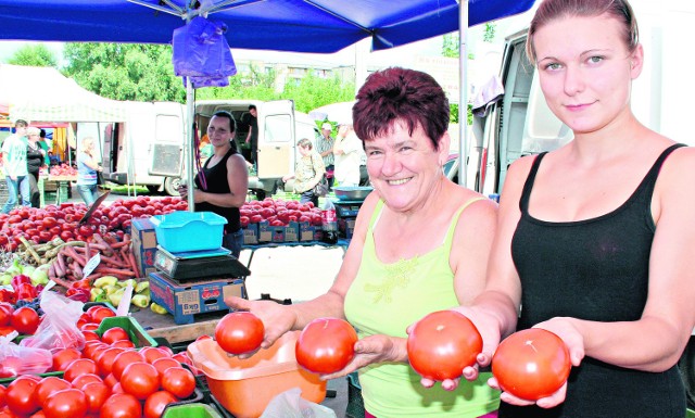 Maria i Ewa Pasich z Gołaczew na wolbromskim targu handlują warzywami od wielu lat. Czekają na nowe warunki