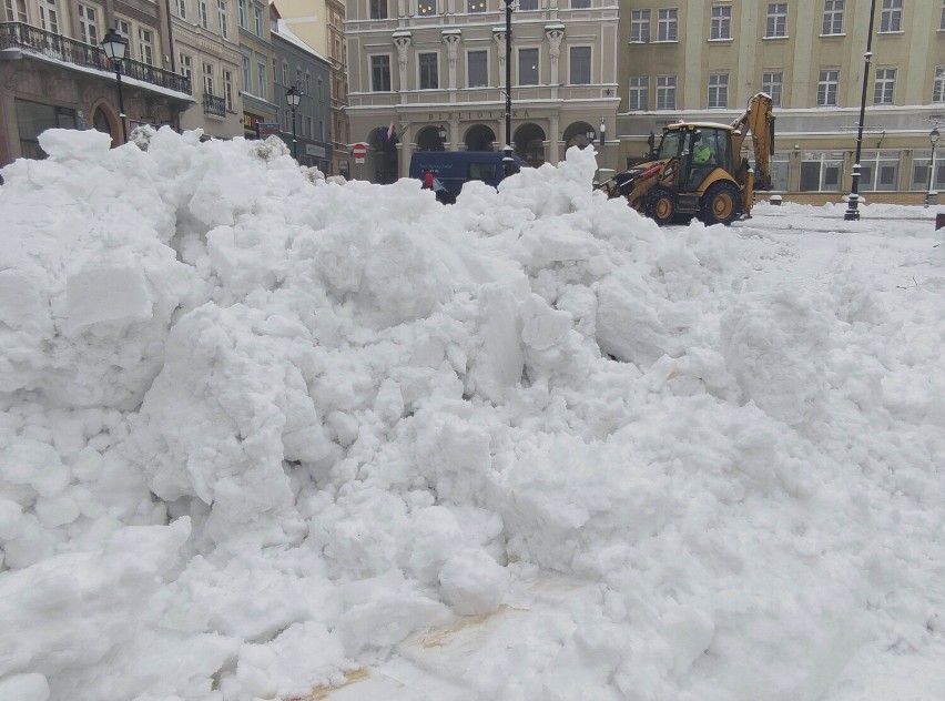 Niebezpieczne zwały i nawisy śnieżne usuwane na Dolnym Śląsku. Zamykane ulice. Zobaczcie zdjęcia