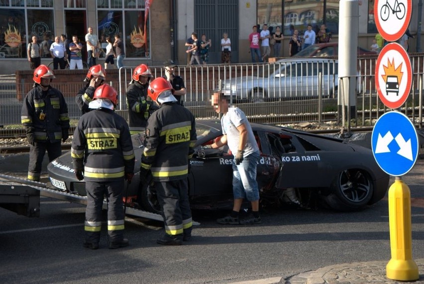 Wrocław: Lamborghini uderzyło w mur przy placu Dominikańskim (ZDJĘCIA, FILM)