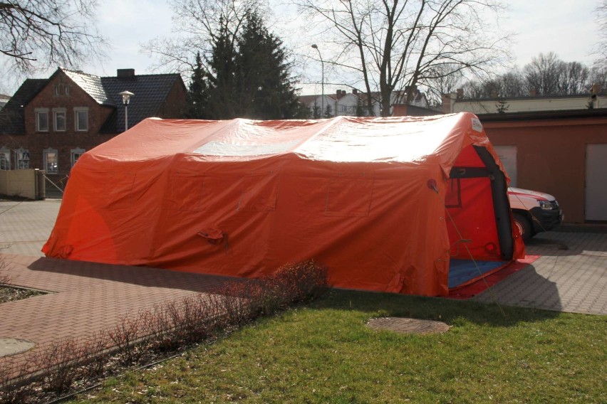 Przed szpitalem strażacy ustawili namioty, które posłużą za...