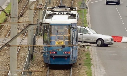 Samochody wjeżdżają prosto pod tramwaj