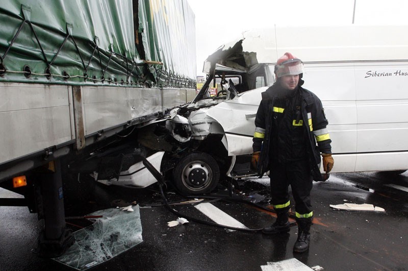 Legnica: Kierowca busa ranny w wypadku (ZDJĘCIA)