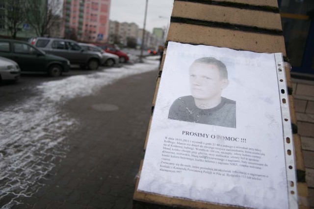 Plakat z informacją o zaginięciu Marcina Tycmana na schodach poczty przy al. Wojska Polskiego