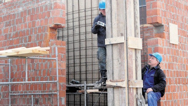 Robotnicy budują windę w przybudówce od strony podwórza. Konieczna jest likwidacja piwnicy