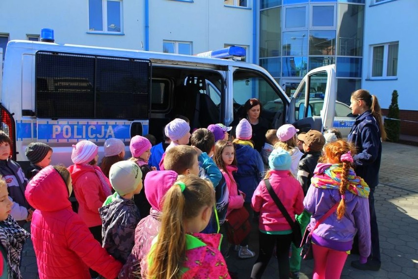 Uczniowie ze SP w Sadkach zwiedzali nakielską komendę