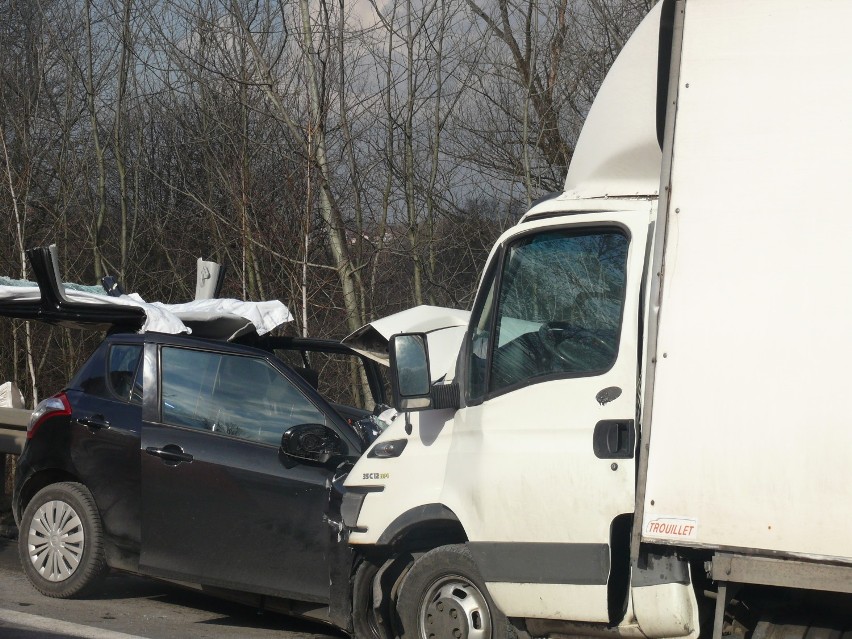 Wypadek w Łężkowicach. Kierowca osobówki zginął na miejscu [ZDJĘCIA, WIDEO]