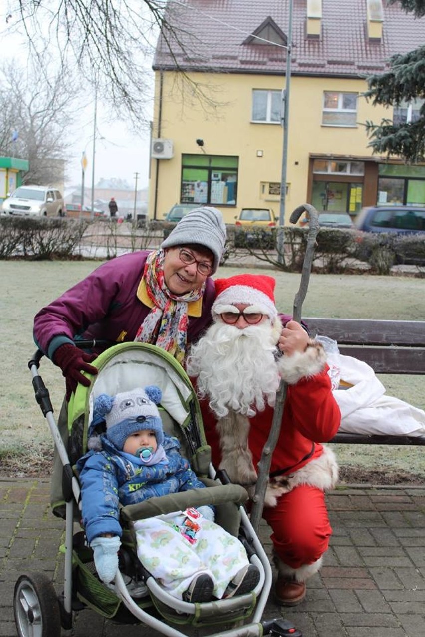 W Sejnach też był Mikołaj. Bawił się z dziećmi w parku i wręczał prezenty  [ZDJECIA] 