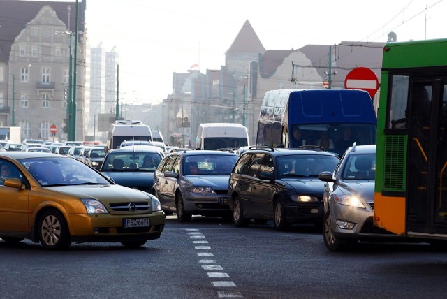 Poznańscy kierowcy płacą za OC prawie najwięcej w kraju.