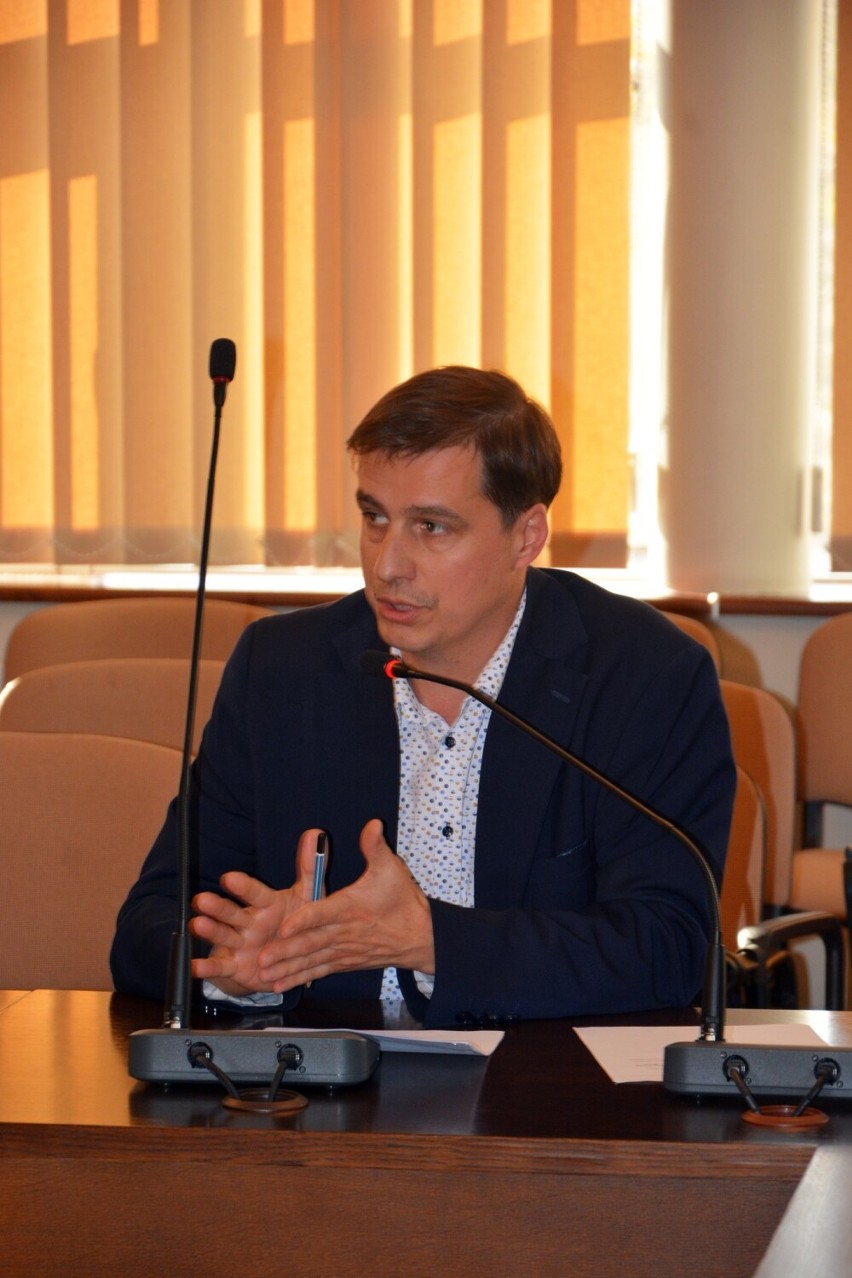 Podsumowanie inwestycji drogowych na komisji bezpieczeństwa w starostwie w Radomsku