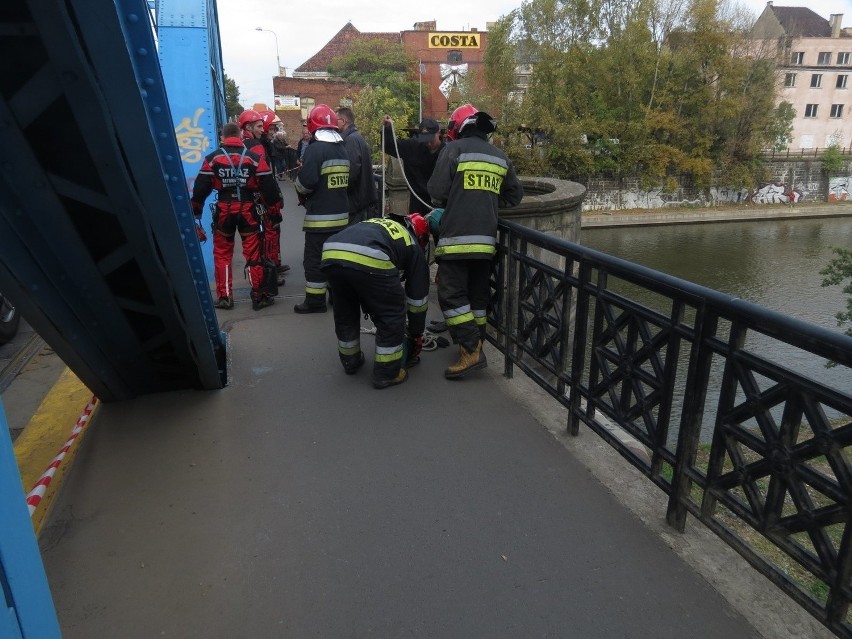 Wrocław: Znaleziono mężczyznę pod mostem Sikorskiego (ZDJĘCIA)