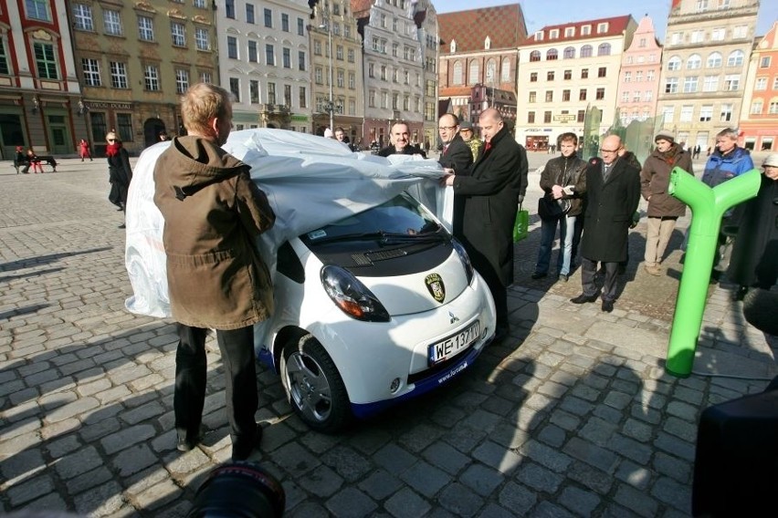 Wrocław: Straż miejska ma pierwsze auto na prąd (ZDJĘCIA)