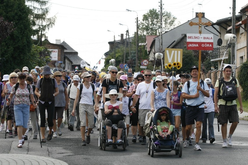 Pielgrzymka diecezji bielsko-żywieckiej na Jasną Górę jest już w Sławkowie [ZDJĘCIA]