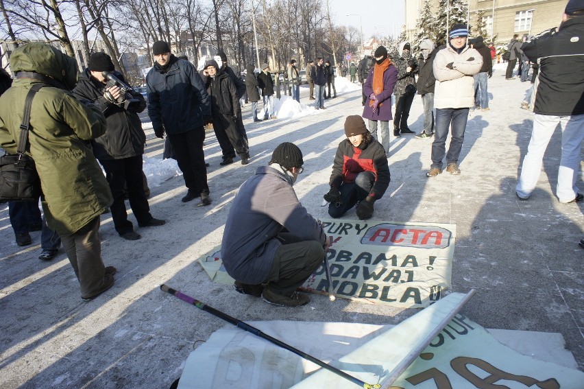 W poznańskiej manifestacji przeciw ACTA wzięło udział około...