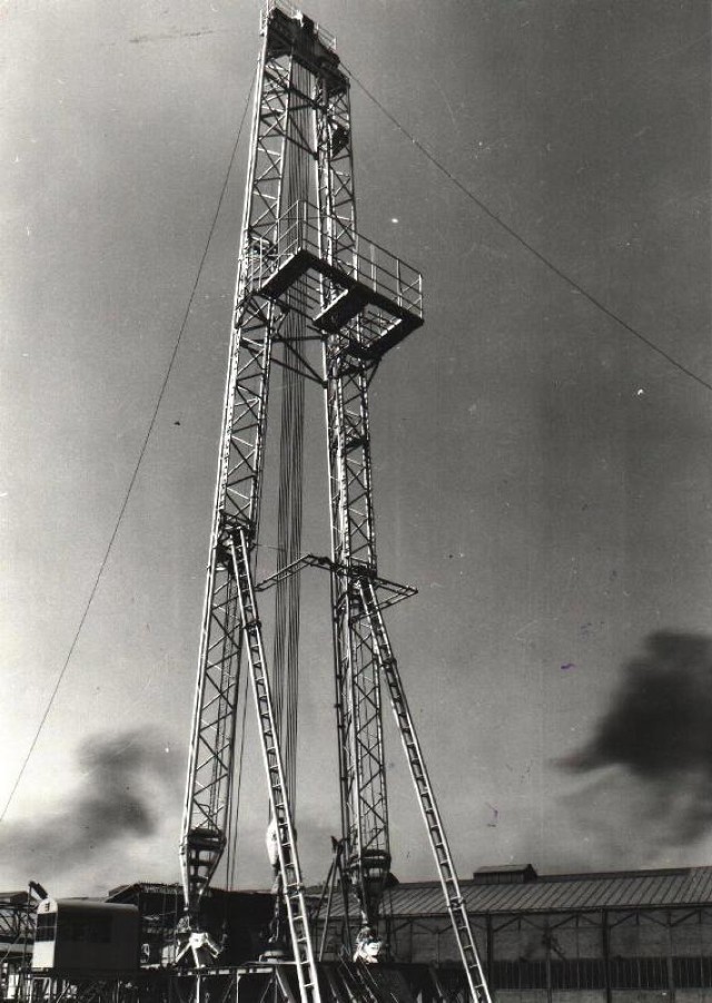 Międzynarodowe Targi Poznańskie 1960.
 Nowoczesna wieża wiertnicza - produkt rumuńskiego przemysłu ciężkiego. Zdjęcie wykonano 18 czerwca 1960 r.