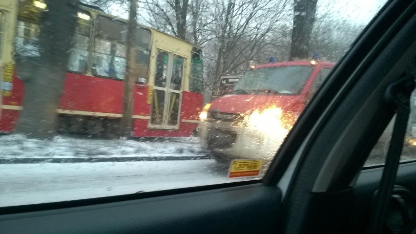 Wypadek w Bytomiu: Samochód dostawczy uderzył w tramwaj