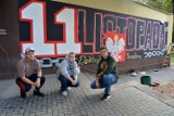 Uczniowe "Elektryka" malują na szkole mural poświęcony odzyskaniu niepodległości przez Polskę  