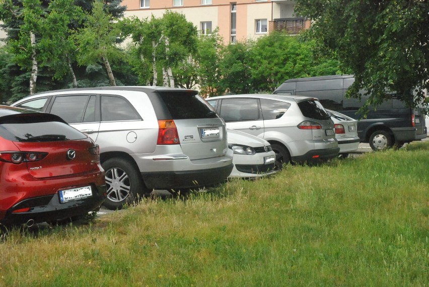 LESZNO. Samochody osobowe, ciężarówki, motocykle - ile w Lesznie przypada ich na 1000 mieszkańców? Okazuje się, że całkiem sporo [ZDJĘCIA] 