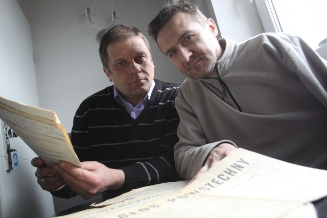 Marek Knoblauch i Zbigniew Okuniewski uratowali z worka na makulaturę pochodzące z Londynu emigracyjne gazety i dokumenty z lat 1942-1954