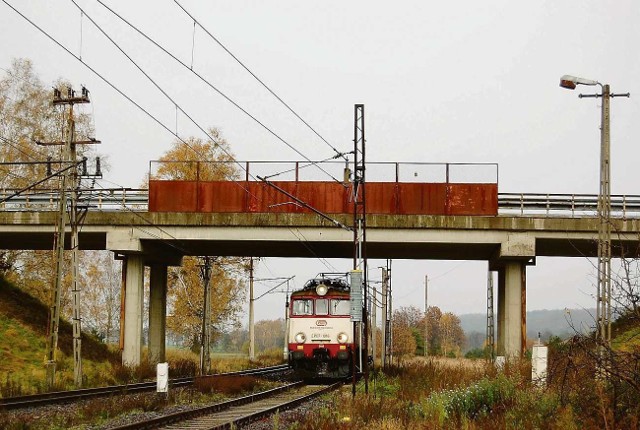 Z tego wiaduktu nastolatkowie rzucali kamieniami w przejeżdżający pociąg