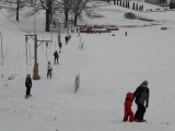 Dzięki ostatnim opadom śniegu na Kaplicówce w Skoczowie można szaleć na nartach