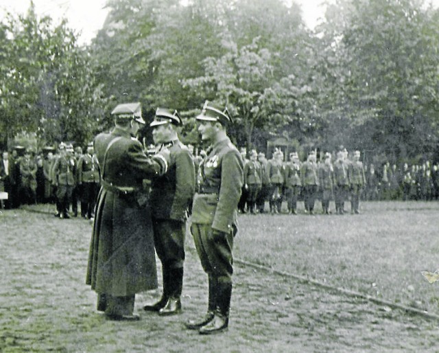 Inowrocław, listopad 1946 r. Marszałek Michał Rola-Żymierski odznacza mjr. Władysława Mazura Złotym Krzyżem Zasługi.