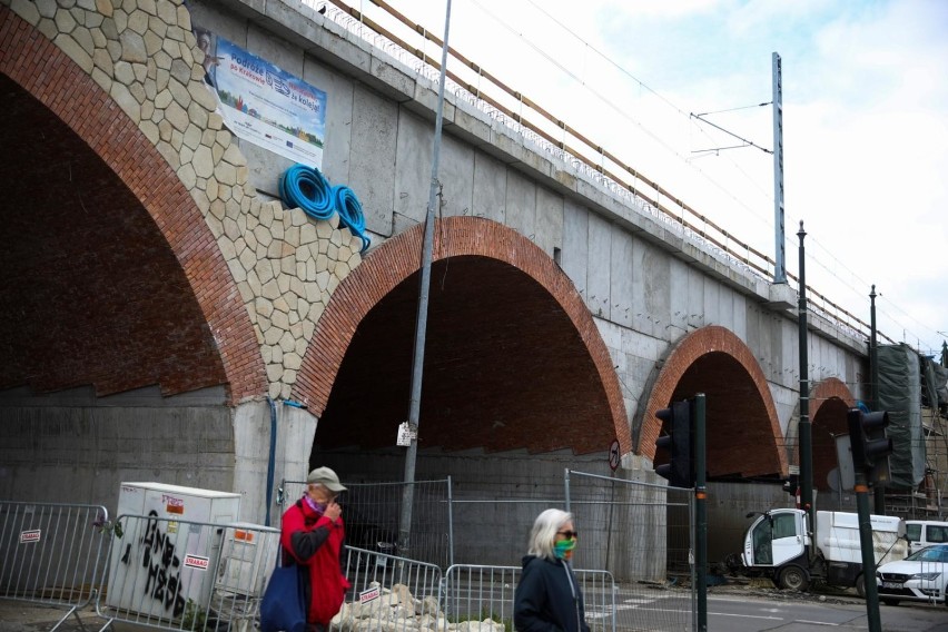Kraków. Zobacz, jak przebudowują wiadukt kolejowy nad ul. Grzegórzecką