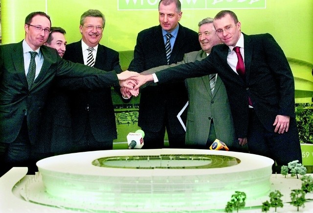 Rafał Dutkiewicz (w środku) i przedstawiciele konsorcjum w czwartek parafowali umowę na budowę areny na Euro 2012