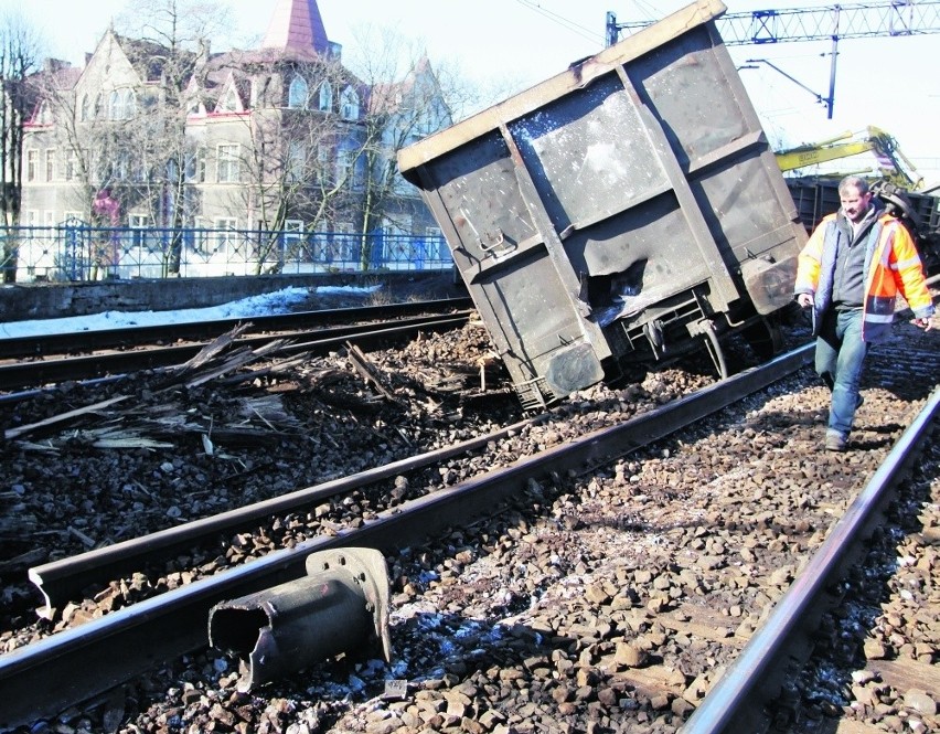 W poniedziałek podniesiono już część przechylonych wagonów