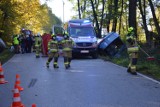 Ujazd. Tragedia na drodze z Trzciany do Ujazdu, zderzenie busa i ciągnika, jedna osoba nie żyje, kilkunastu rannych, lądowały 2 śmigłowce