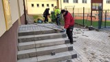 Gmina Lesko realizuje projekt "Dostępna Szkoła", który eliminuje bariery dla osób niepełnosprawnych