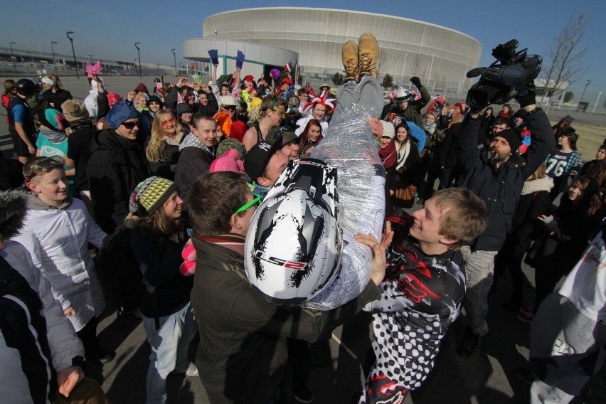 Wrocław: Największy Harlem Shake? Kilkaset osób tańczyło pod stadionem (ZDJĘCIA, FILM)