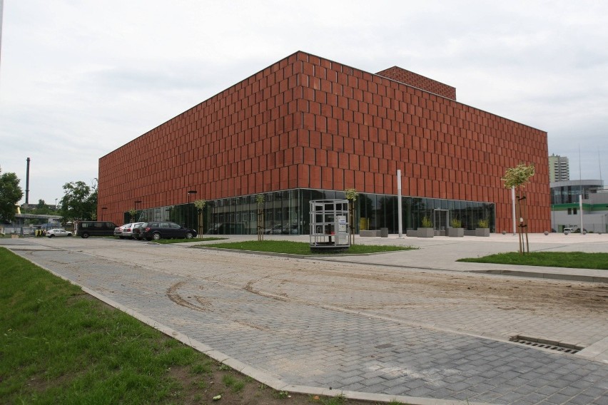 Katowice: Trwa meblowanie superbiblioteki CINiBA [ZDJĘCIA]