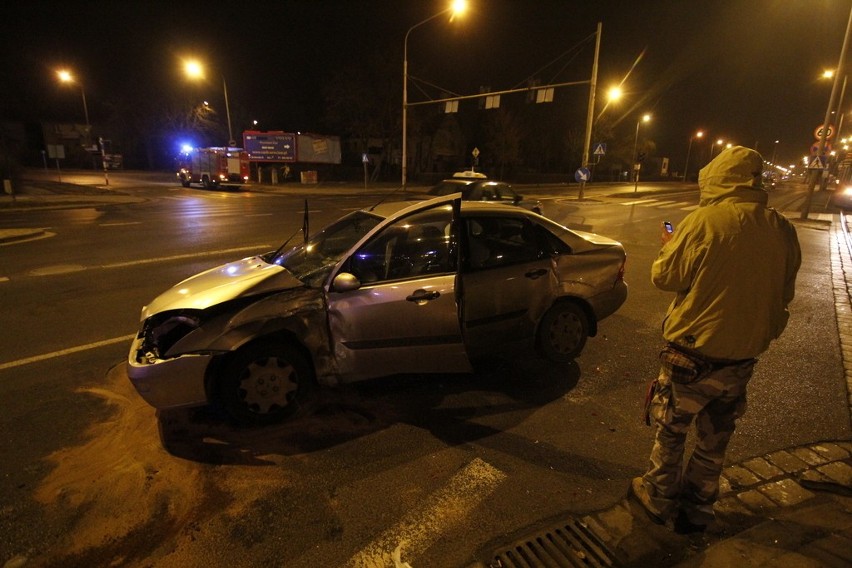 Wrocław: Samochód wjechał pod tramwaj na al. Karkonoskiej (ZDJĘCIA)